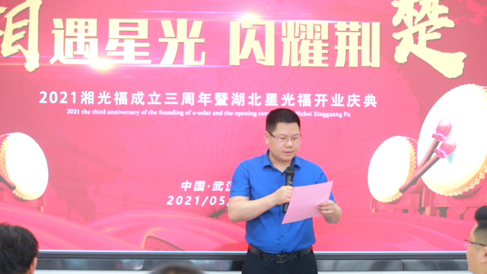 執著的“追光人”：我要讓每一塊建筑材料，都能自己發電！